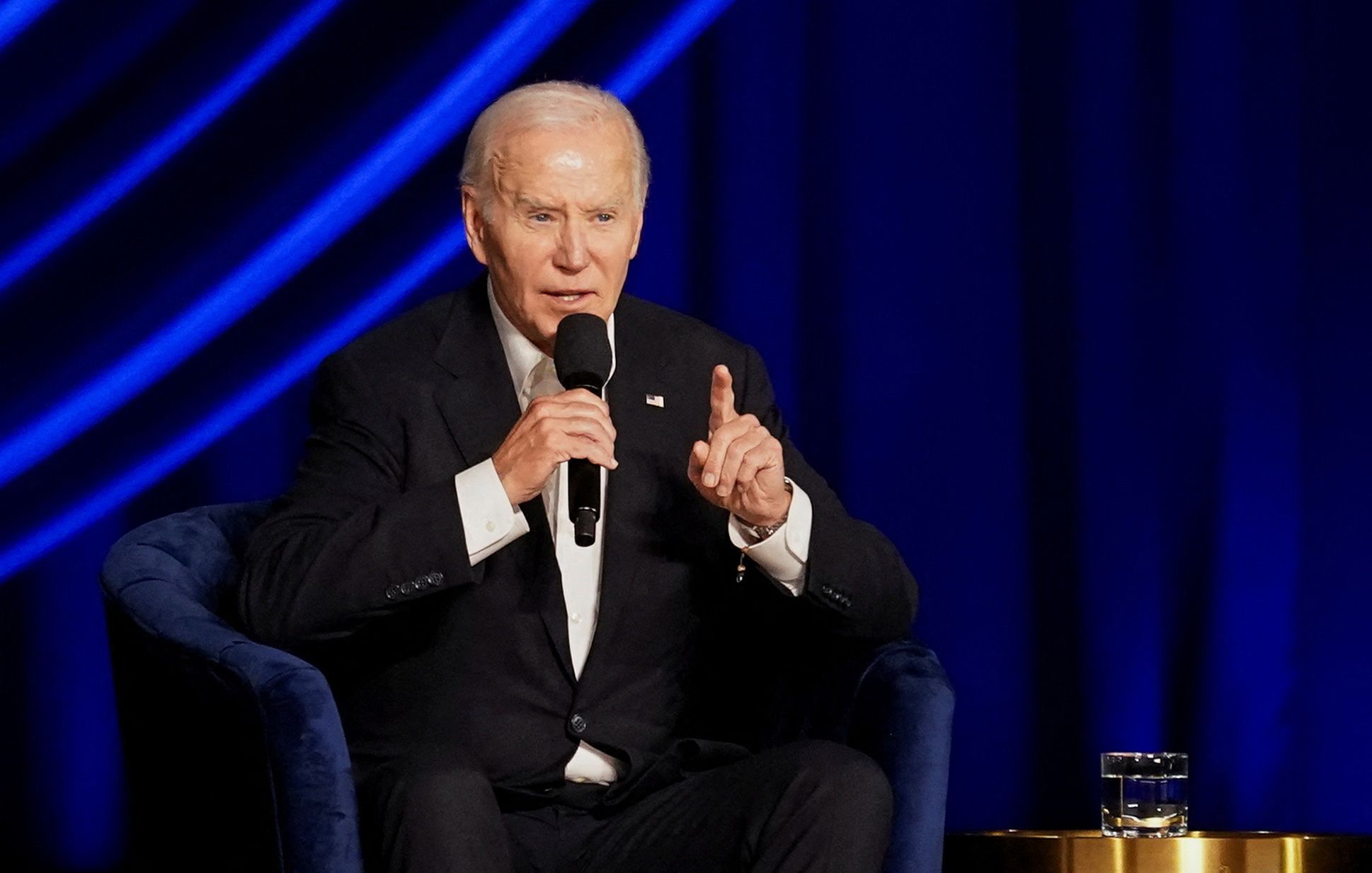 George Clooney’s Backstage Encounter Fuels Concerns Over Biden’s Health and 2024 Candidacy