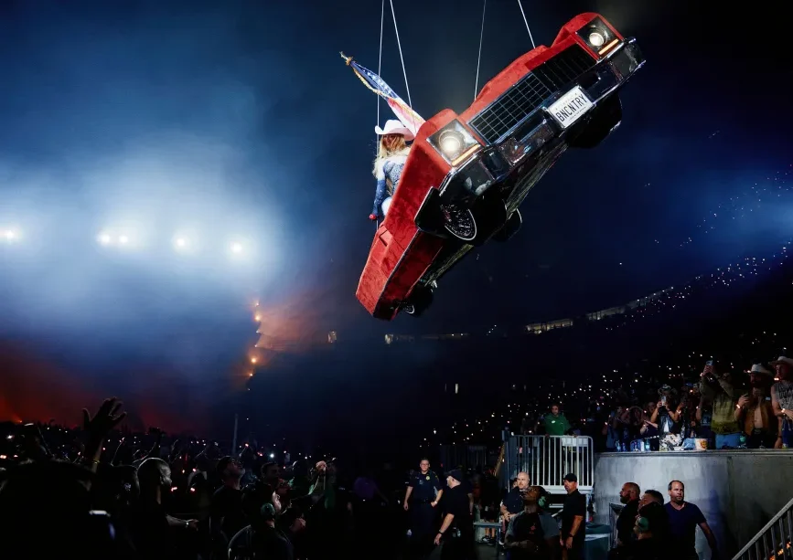 Beyoncé Halts Houston Show Mid-Air After Stage Mishap, Fans Praise Her Calm and Grace