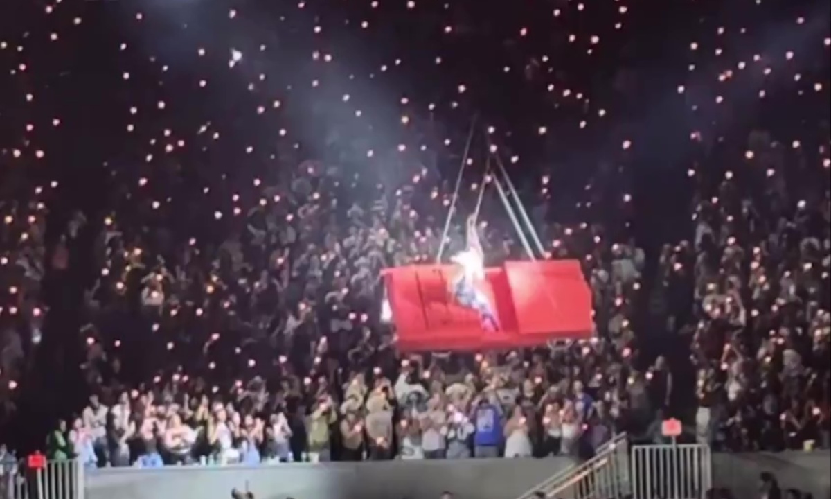 Beyoncé Halts Houston Show Mid-Air After Stage Mishap, Fans Praise Her Calm and Grace