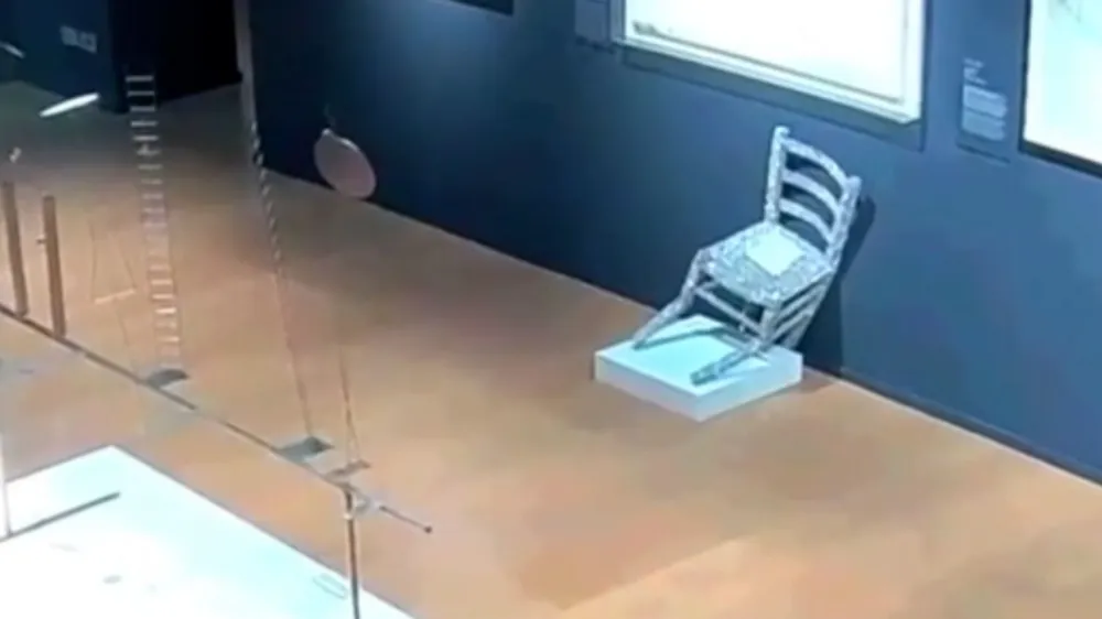 Couple Damages Priceless Crystal Chair While Posing for Photos at Italian Museum