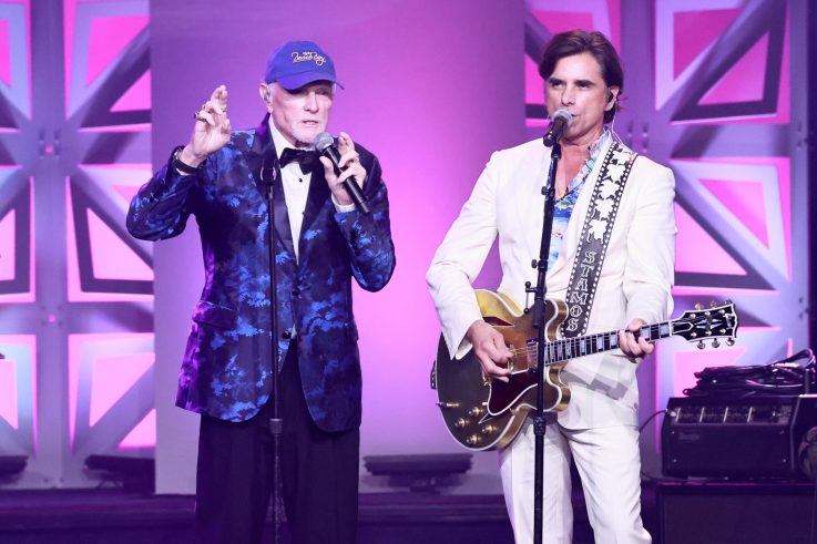 John Stamos Breaks News of Brian Wilson’s Death to Mike Love in Heartbreaking Silence