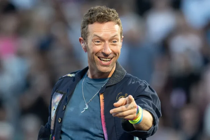 Coldplay Crowd Clip Goes Viral After Chris Martin’s Joke Sparks Mystery Around Shy Couple