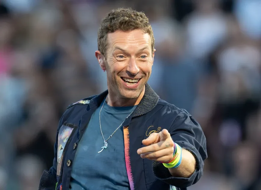 Coldplay Crowd Clip Goes Viral After Chris Martin’s Joke Sparks Mystery Around Shy Couple