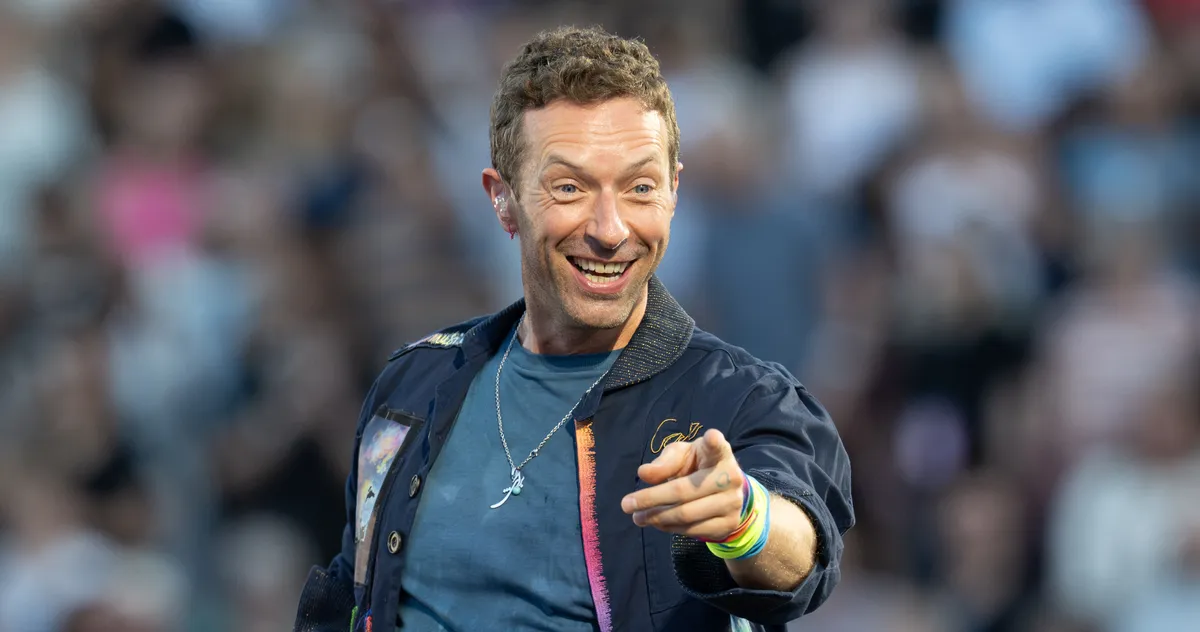 Coldplay Crowd Clip Goes Viral After Chris Martin’s Joke Sparks Mystery Around Shy Couple