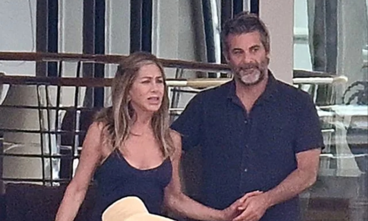 Jennifer Aniston Sparks Romance Buzz with Hypnotist Jim Curtis During Star-Studded Yacht Getaway