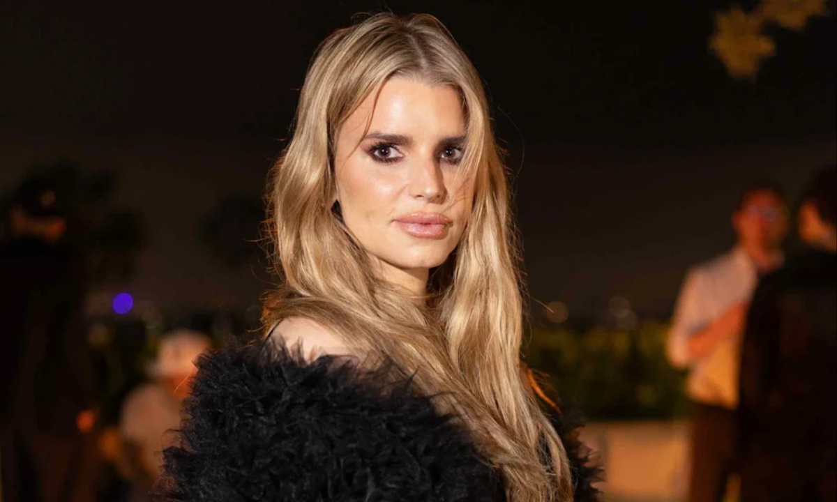 Jessica Simpson Debuts Bold Dark Hair and Dazzling Look as She Celebrates 45th Birthday in Style